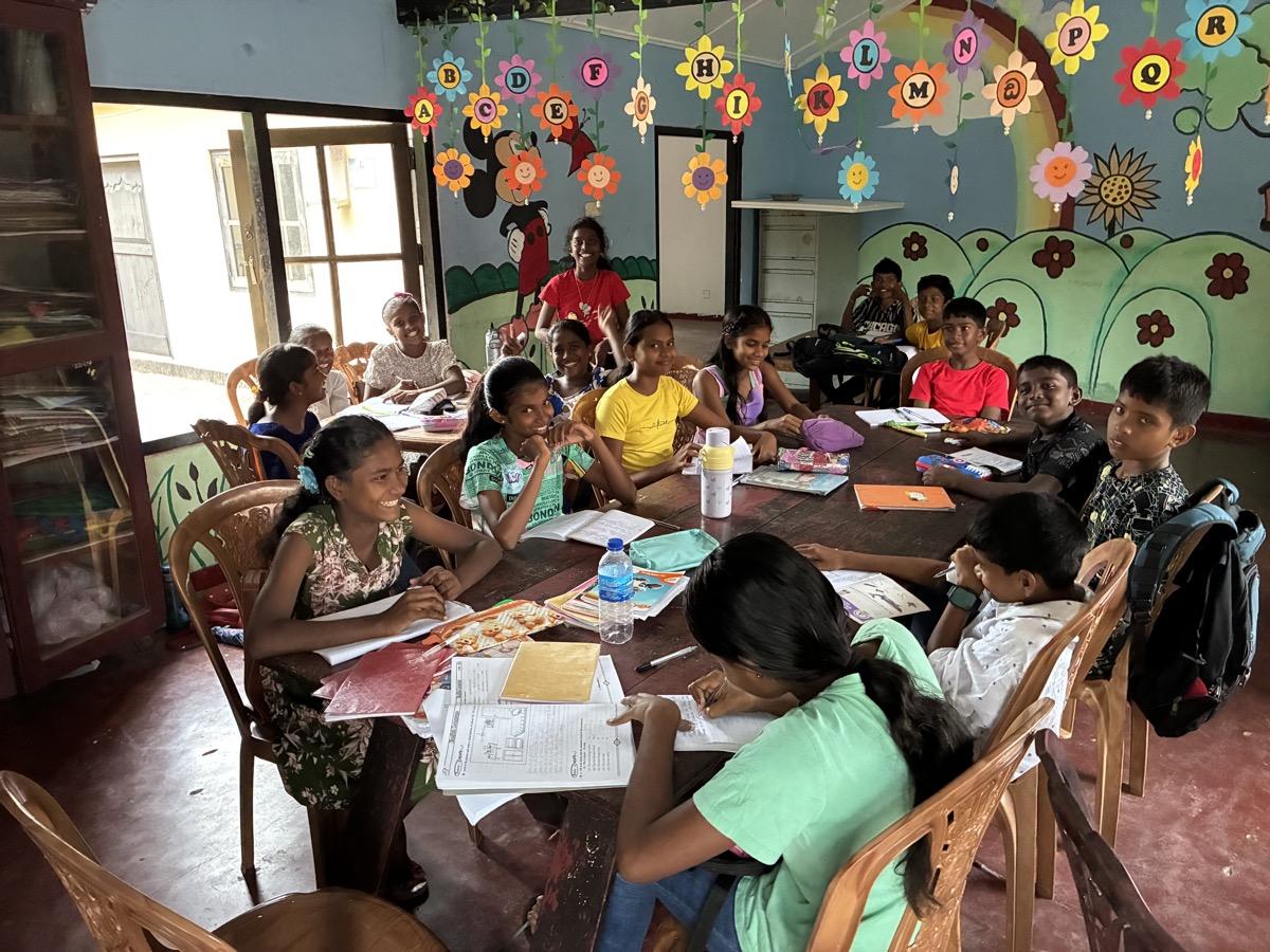 Schoolkinderen druk in de klas in Settapaduwa, Sri Lanka