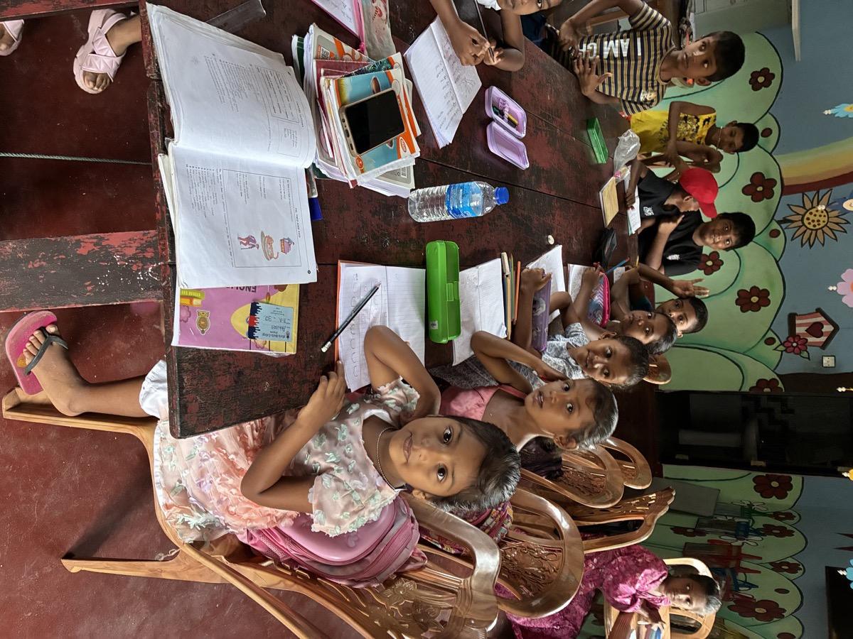 Een van de klassen schoolkinderen in Settapaduwa, Sri Lanka